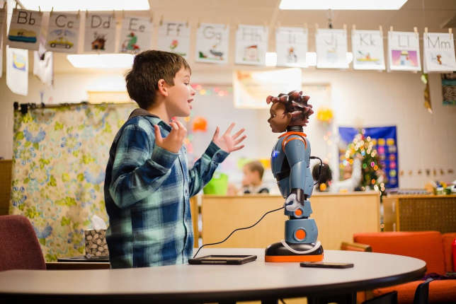  Friendly Robot Helps Autistic Kids Practice Social Skills